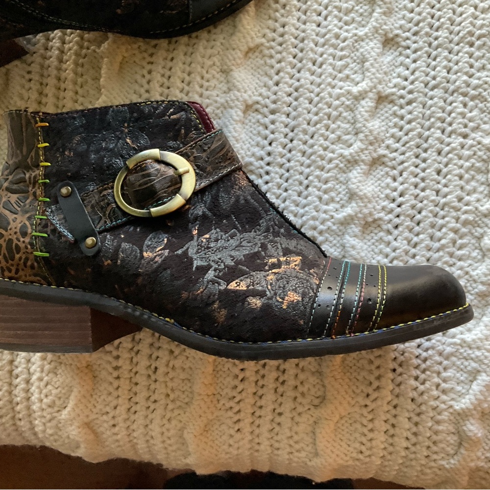 L'ATISTE Black Ankle Boots with Gold Buckle and Textured Leather - Picture 5 of 6